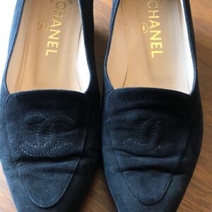 Classic Chanel low heel flats with interlocking Chanel logo